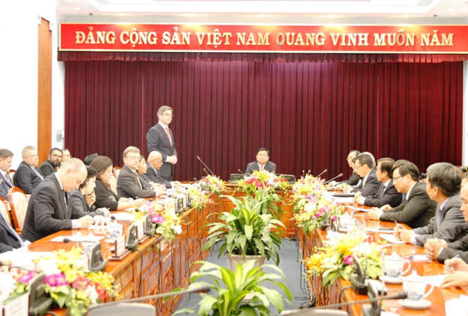 Bí thư Thành ủy TPHCM Đinh La Thăng lắng nghe ý kiến của các Tổng Lãnh sự nước ngoài tại TPHCM.