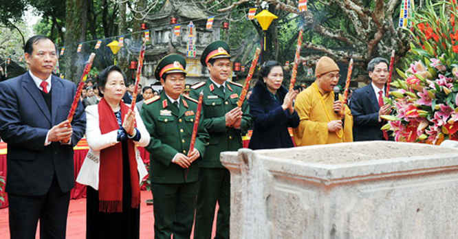 Các đại biểu dâng hương tại Khu di tích Côn Sơn – Kiếp Bạc