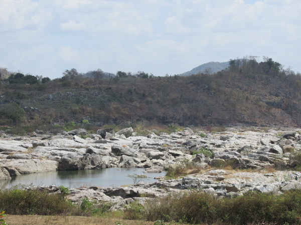 Một đoạn sông Ba cạn kiệt, trơ đá