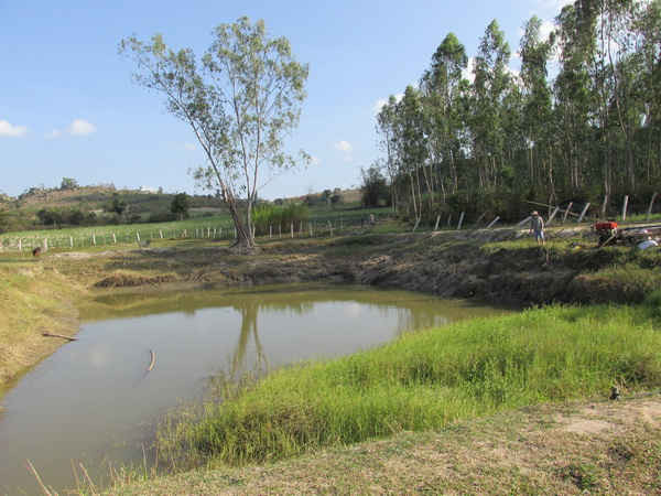 : Một hồ nước tự đào phục vụ sản xuất, tưới tiêu của người dân đã gần khô cạn.