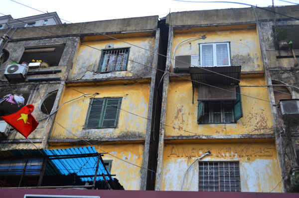 Tại chung cư A Ngọc Khánh cũng có khe hở khá lớn và nhà có độ nghiêng