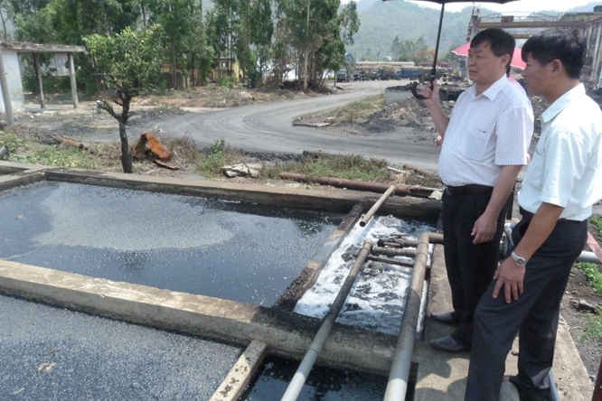 Giám đốc Sở TN&MT Sơn La, ông Triệu Ngọc Hoan trong một chuyến công tác kiểm tra công tác xử lý nước thải, bảo vệ môi trường tại Công ty Mía đường Sơn La