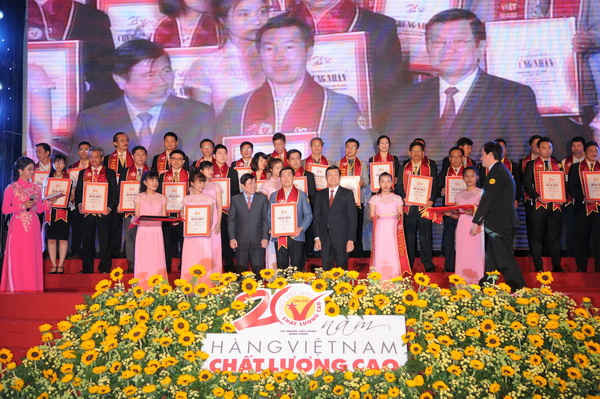 Đại diện Vinamilk, ông Đỗ Thanh Tuấn – Trưởng Bộ phận Đối ngoại nhận giải thưởng HVNCLC 20 năm liền do người tiêu dùng bình chọn. 