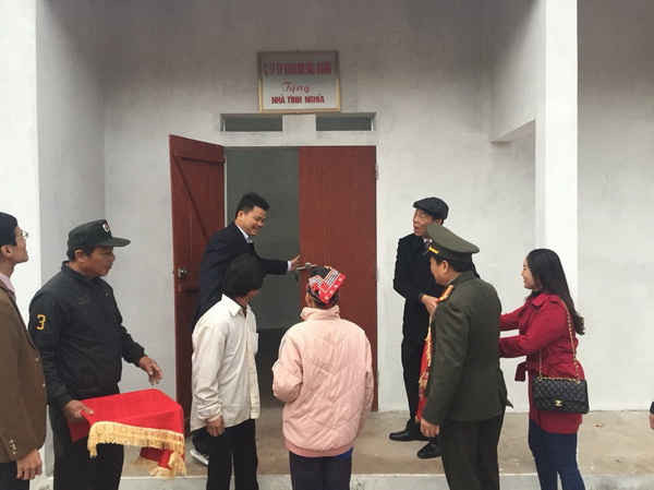 Lãnh đạo  Cty CP Khoa học sản xuất mỏ Bắc Giang và chính quyền địa phương trao nhà tình nghĩa cho gia đình anh Tiến.