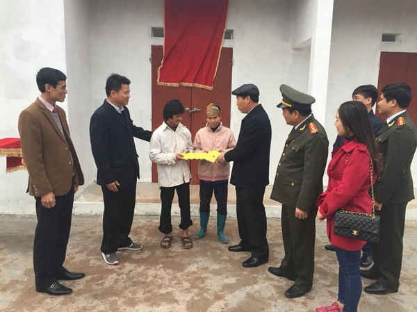 Lãnh đạo tỉnh Bắc Giang và Cty trao chìa khóa căn nhà mới trị giá 300 triệu đồng cho gia đình anh Tiến 