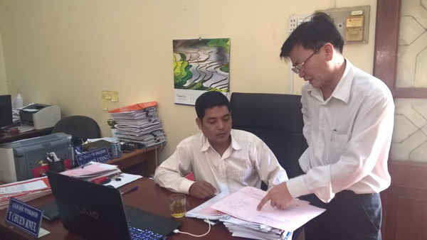 Ông Nguyễn Đình Thuận - Giám đốc Văn phòng đăng ký đất đai Đắk Lắk đang trao đổi nghiệp vụ với ông Y Chuen Knul - Giám đốc chi nhánh Văn phòng đăng ký đất đai thị xã Buôn Hồ.