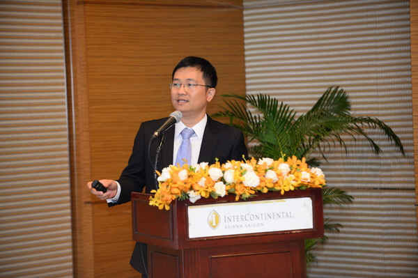 BS Mai Thanh Việt - Giám đốc Marketing Ngành hàng Sữa bột Vinamilk trình bày các nội dung trọng điểm của Dự án hợp tác giữa Vinamilk và Bệnh viện Chợ Rẫy 	