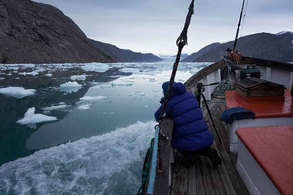 Hồi tháng 9 năm ngoái, Neudecker và Thymann bắt tay vào một dự án sông băng chi tiết ở phía tây Greenland. Khu vực này được lựa chọn bởi nó là ví dụ điển hình cho sông băng với mực nước dâng cao và băng gặp biển. Ảnh: Klaus Thymann / project-pressure.org