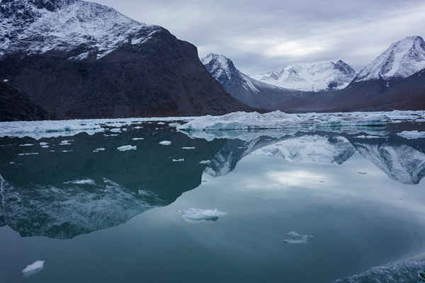 Về cách tiếp cận sông băng Qorqup, qua các vịnh băng Mellomlanding, bạn sẽ nhìn thấy điều kỳ điệu, đó là, nước trong như một tấm gương. Neudecker quay sự phản chiếu của cảnh quan xung quanh trong nhiều giờ. Ảnh: Klaus Thymann / project-pressure.org