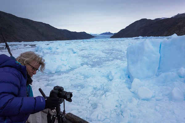 Những tác động của biến đổi khí hậu có thể được nhìn thấy tại các sông băng trên toàn thế giới. Trên khắp Greenland, khi nhiệt độ tăng, các sông băng tan ra, tạo nhiều tảng băng trôi vào vịnh. Ảnh: Klaus Thymann / project-pressure.org