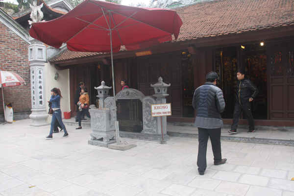 Khu vực sân trước đền thờ Trung Thiên Long Mẫu sạch sẽ, không một cọng rác