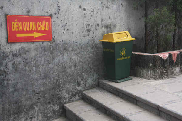 Nhiều thùng rác được đặt ở đền Quan Châu cũng như các khu vực khác