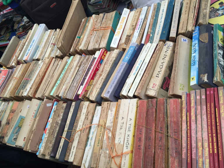 Nhiều loại sách hiếm, khó tìm kiếm có mặt ở các gian hàng sách cũ