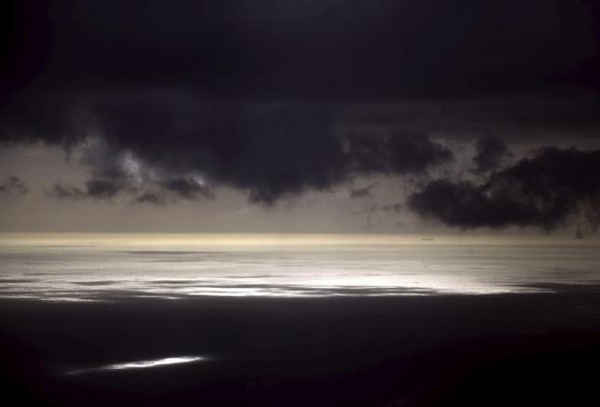 Những đám mây bão có thể được nhìn thấy trên một con tàu than khi nó đến gần Đảo Lady Elliot nằm phía đông bắc của thị trấn Bundaberg ở Queensland, Úc hồi tháng 9/2015. Ảnh: REUTERS / DAVID GRAY