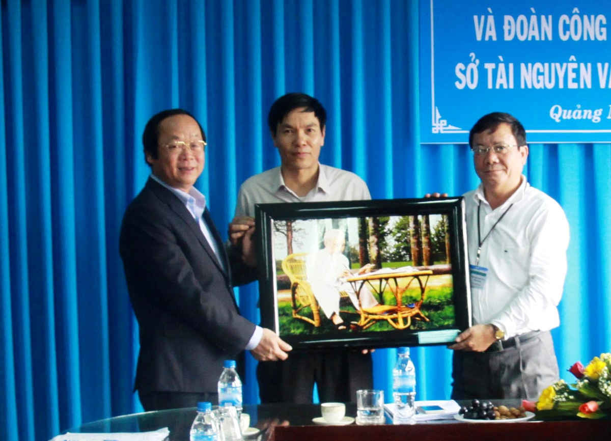 Thứ trưởng Bộ TN&MT Võ Tuấn Nhân trao tặng bức tranh kỷ niệm cho ngành tài nguyên môi trưởng tỉnh Quảng Ngãi