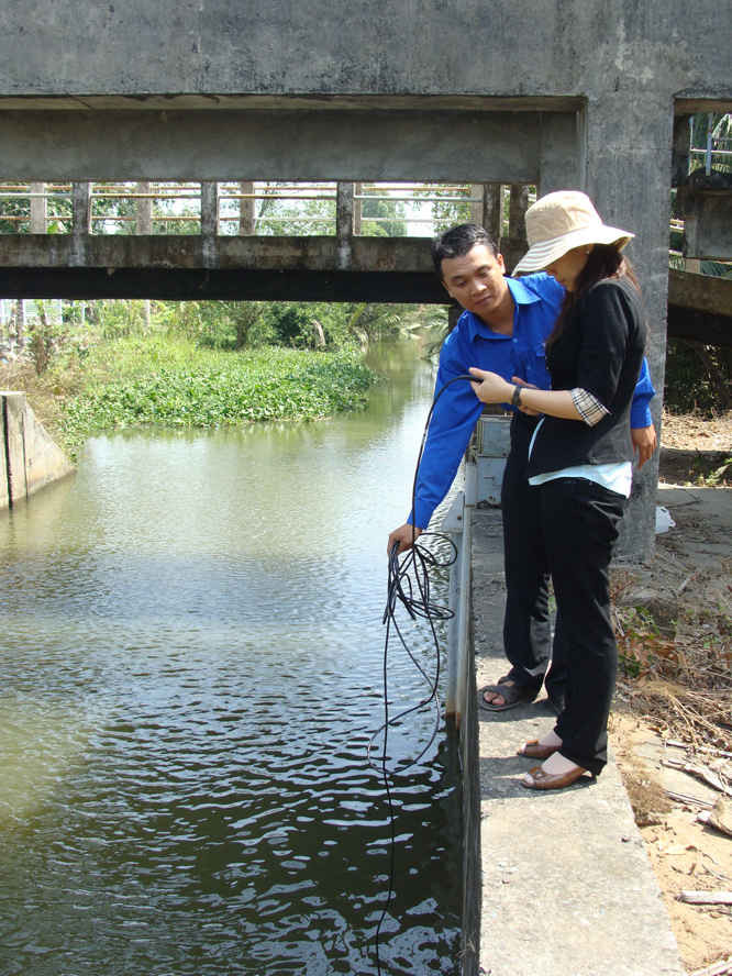 Đo nồng độ mặn tại kênh Lầu, xã Hỏa Tiến, TP.Vị Thanh