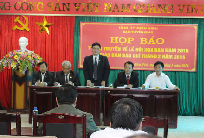Ông Lê Văn Quý, Phó chủ tịch UBND tỉnh – Trưởng Ban tổ chức Lễ hội Hoa Ban trả lời báo chí về công tác chuẩn bị cho Lễ hội