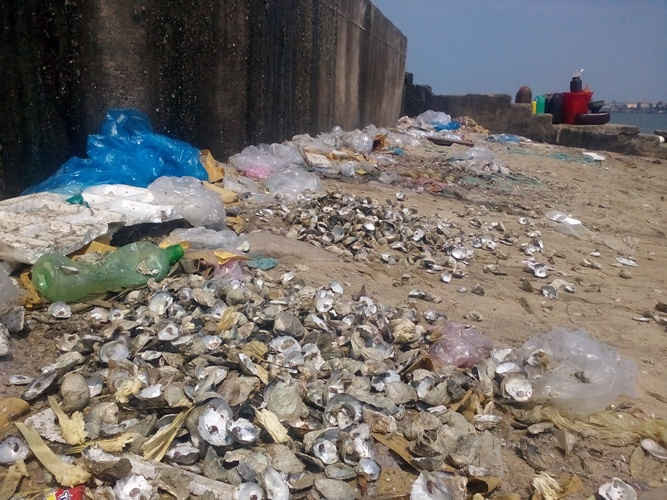 Đủ các loại rác thải được đổ xuống bờ sông gây nên tình trạng ô nhiễm