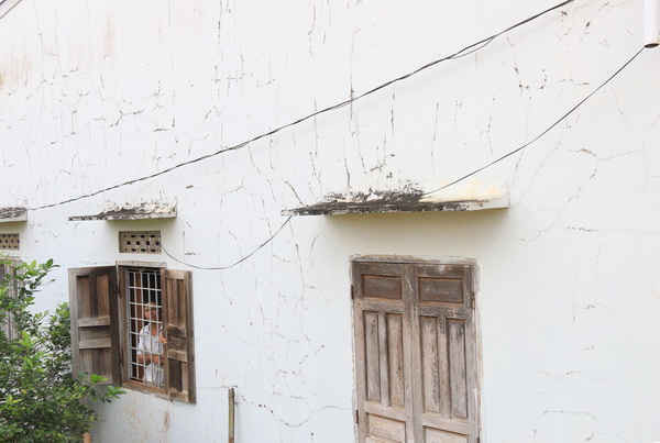 Nhà một người dân gần mỏ đá xuất hiện chằng chịt các vết nứt trên tường
