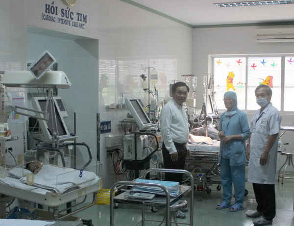 Ông Huỳnh Uy Dũng thăm phòng hồi sức tim Bệnh viện Nhi đồng I do Chương trình 