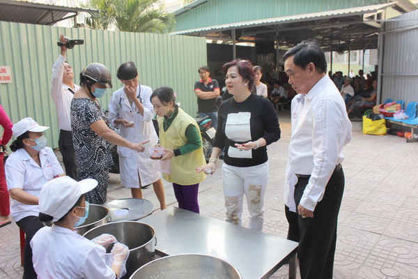 Vợ chồng ông Huỳnh Uy Dũng - bà Nguyễn Phương Hằng tham quan chương trình phát cơm miễn phí cho người nhà bệnh nhân do Bệnh viện Chợ Rẫy thực hiện. 