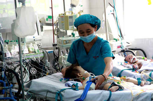 Một số trang thiết bị như máy thở dùng trong mổ tim do chương trình “Trái Tim Hằng Hữu” tài trợ đã được đưa vào phục vụ cứu chữa bệnh nhi tại Bệnh viện Nhi Đồng I - TP. HCM.