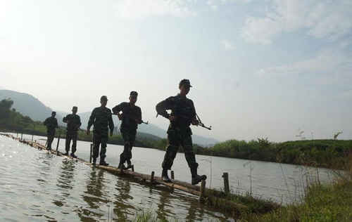 Bộ đội Đồn biên phòng Bát Xát ( Lào Cai) trên đường làm nhiệm vụ 