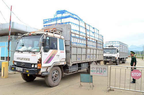 Bộ đội Đồn biên phòng cửa khẩu quốc tế Lào Cai hướng dẫn xe vận chuyển hàng hóa vào vị trí kiểm hóa để chuẩn bị xuất khẩu sang thị trường Trung Quốc.