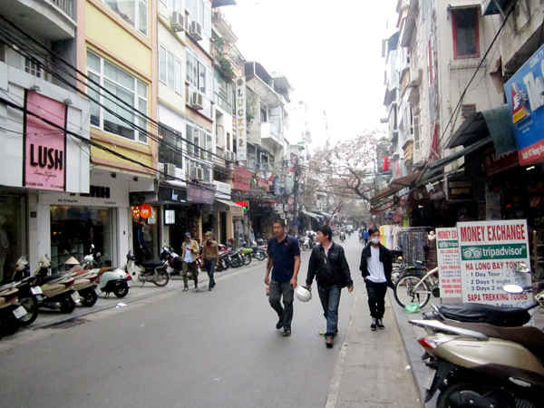 Hiện nay, nhiều tuyến phố cổ ở Thủ đô người đi bộ phải đi xuống lòng đường.