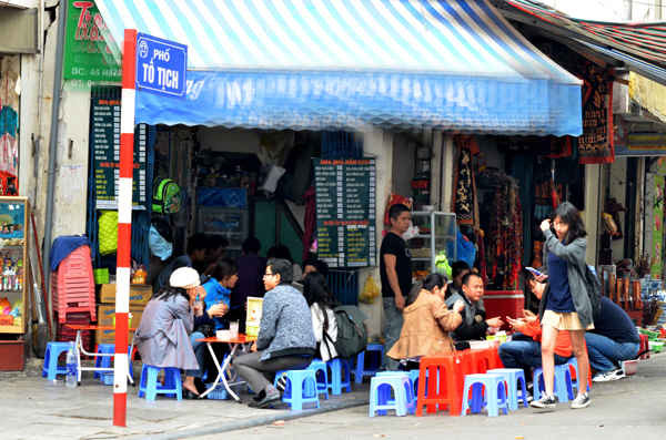 Cửa hàng trên phố Tô Tịch không chỉ chiếm vỉa hè mà còn cả dưới lòng đường