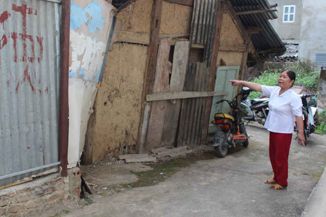 Bà Bất bức xúc: Ngôi nhà tạm này là của bà Sinh, dựng trên đất hố bom UBND huyện Điện Biên cho mượn. Bà Sinh nói đây là đất khai hoang ư? Thật phi lý, xung quanh là hàng xóm, trước là đường bà ấy khai hoang ở đâu ra vậy? 