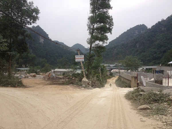 Đường vào cụm công nghiệp chế biến đá siêu mịn tại xã Thọ Hợp (huyện Quỳ Hợp)