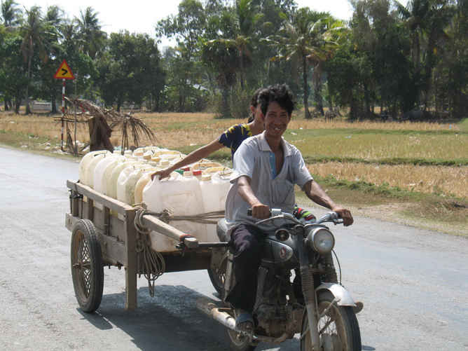 -	Sử dụng các phương tiện vận chuyển nước tiếp ứng cho các hộ tại Kiên Giang