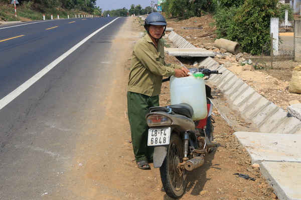 Nhiều hộ dân ở xã Đắk Gằn (huyện Đắk Mil, Đắk Nông) phải đi xa mua nước về sinh hoạt.