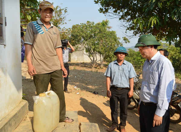 Bộ trưởng Bộ NN&PTNT Cao Đức Phát thăm hỏi người dân vừa đi chở nước sinh hoạt về.