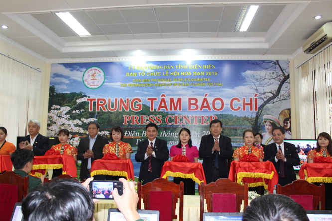 Các lãnh đạo đại diện UBND tỉnh Điện Biên, lãnh đạo Sở Thông tin và Truyền thông, Sở Văn hóa Thể thao và Du lịch cắt băng khai trương trung tâm báo chí Lễ hội Hoa Ban năm 2016