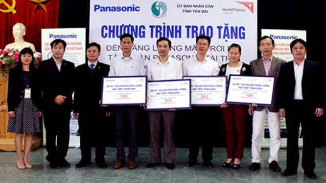 Phó Tổng cục Trưởng Tổng cục Môi trường Hoàng Văn Thức ( thứ 3 từ trái qua phải) và đại diện các huyện nhận đèn năng lượng