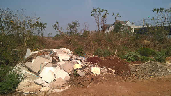 Đất vàng dự án bị bỏ hoang làm nơi tập kết rác thải.