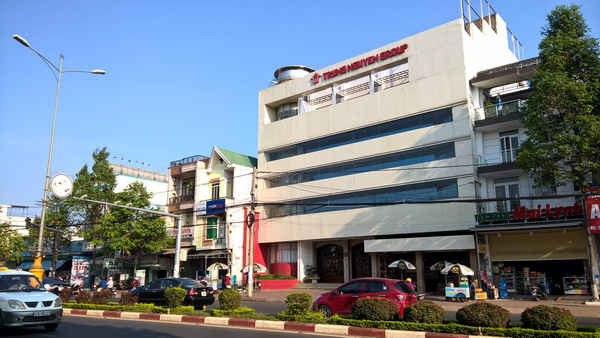 Trụ sở Công ty cổ phần tập đoàn Trung Nguyên tại đường Nguyễn Tất Thành TP Buôn Ma Thuột tỉnh Đắk Lắk. 