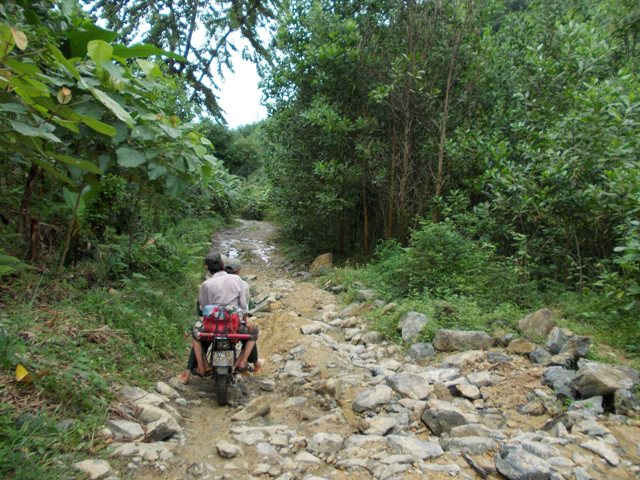 Xe băng qua con đường dốc đầy đá
