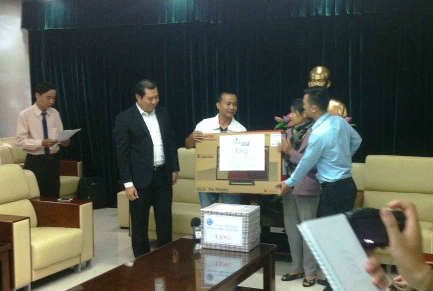 Đại diện Báo Lao Động, nhà báo Phan Thanh Hải đã trao tặng món quà ý nghĩa đến với gia đình Liệt sĩ Vũ Phi Trừ, với mong muốn hỗ trợ một phần khó khăn trước mắt cho gia đình liệt sĩ 