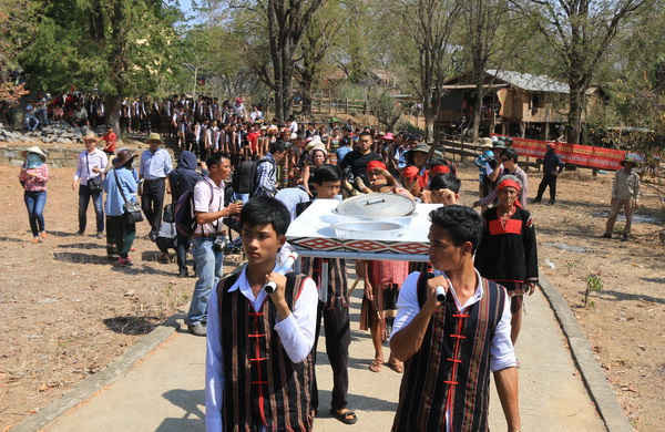 Dân làng đưa lễ vật ra bến nước