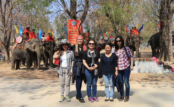 Du khách uống rượu cần và chụp hình lưu niệm với các chú voi tại lễ cúng bến nước và cúng sức khỏe cho Voi