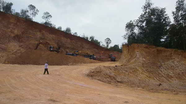 Khai thác đất ngoài vị trí mỏ được Nhà nước cấp phép của Công ty Việt Anh được diễn ra công khai.