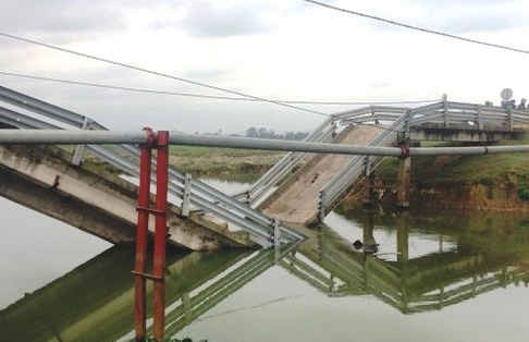 Chiếc cầu bị sà lan chở cát đâm sập xảy ra ở Hà Tĩnh