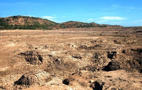 Hồ Ông Kinh (xã Nhơn Hải, huyện Ninh Hải, tỉnh Ninh Thuận) đã cạn kiệt nguồn nước từ nhiều tháng nay, làm cho khu vực này thiếu nước trầm trọng