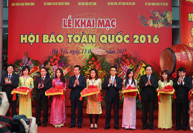 Trưởng Ban Tuyên giáo Trung ương Võ Văn Thưởng, Phó Thủ tướng Vũ Đức Đam cùng lãnh đạo Hội Nhà báo Việt Nam cắt băng khai mạc Hội Báo toàn quốc 2016. 