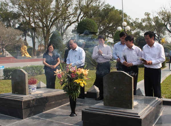 Phó Thủ tướng Chính phủ Nguyễn Xuân Phúc thắp hương tưởng niệm các Liệt sỹ tại Nghĩa trang Liệt sỹ A1