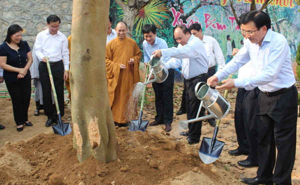Phó Thủ tướng Chính phủ Nguyễn Xuân Phúc trồng cây lưu niệm tại đồi Tông Khao, xã Thanh Nưa, huyện Điện Biên