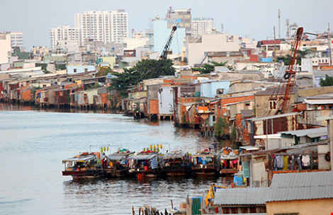 Toàn cảnh những căn nhà lụp xụp nằm ven và trên kênh ở quận 8, nhìn từ cầu Chánh Hưng. 